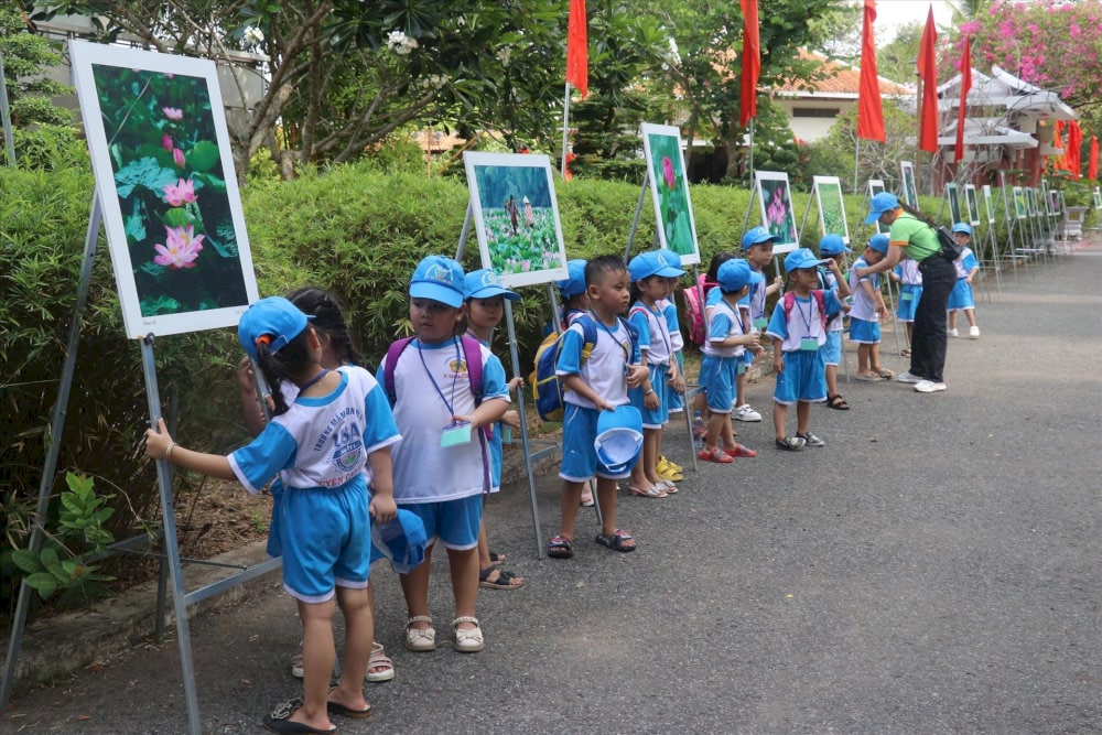 Học sinh tham quan khu di tích
